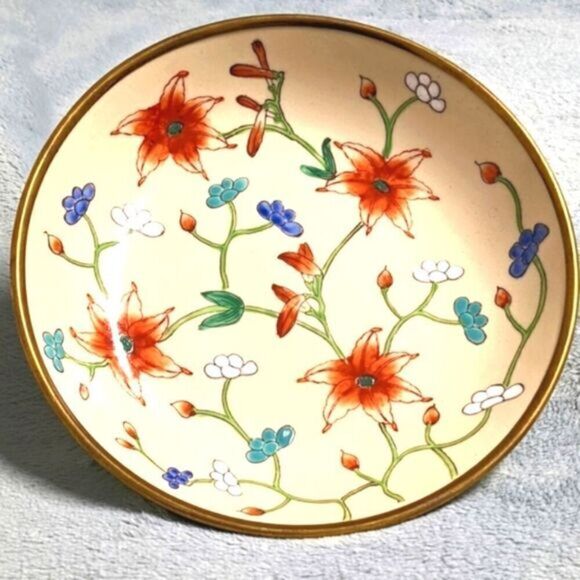 Vintage 79/80 Hand Painted Porcelain Dish with Brass Bottom Made in Hong Kong - Picture 9 of 15